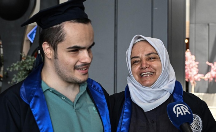Görme engelli oğluna "gölge öğretmen" olan anneye teşekkür belgesi