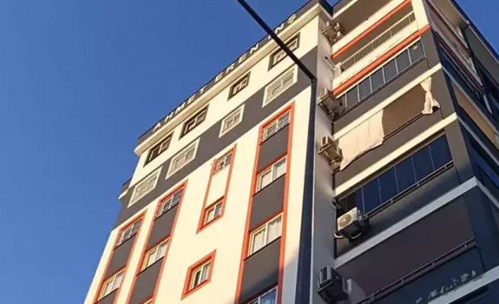 Adana'da feci olay! 9'uncu kattaki evinin penceresinden aşağı düştü