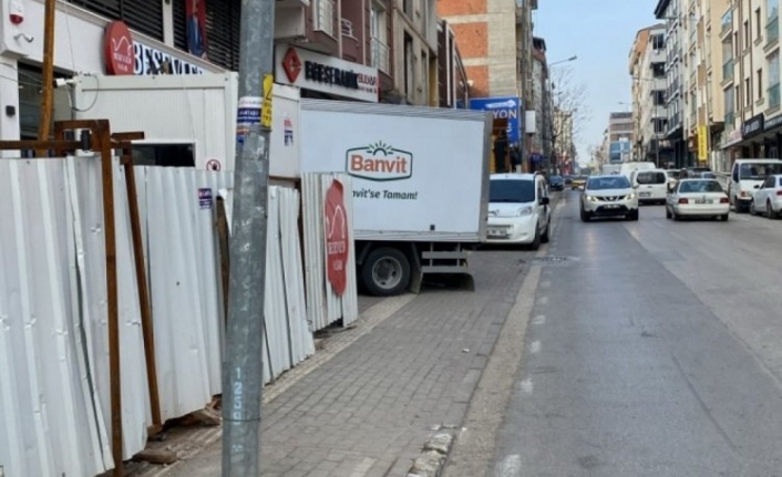 Bursa'da kaldırım işgali engelli bireylere zorluk yaşatıyor!