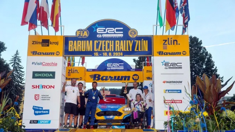 Dünyanın tek engelli kadın Ralli pilotu olan Kübra Keskin'den büyük başarı