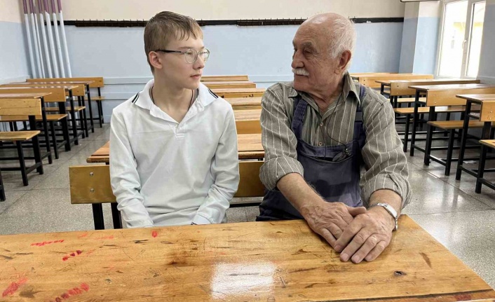 Engelli torununa göz kulak olmak için gittiği okulu baştan inşa etti