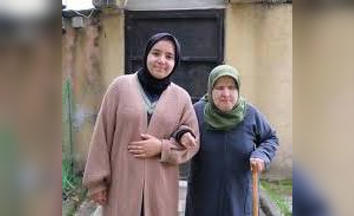 Görme engelli kadın, Kur'an'ı Kerim'i teypten dinleyerek 17 yılda hafız oldu