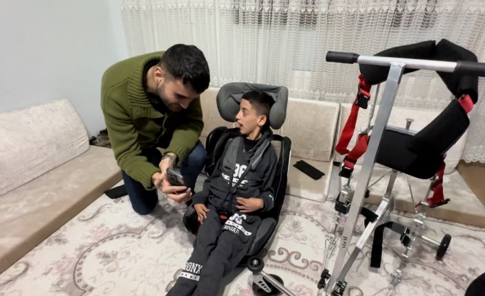 Serebral Palsi hastası çocuk, özel ayakta durma aracına kavuştu