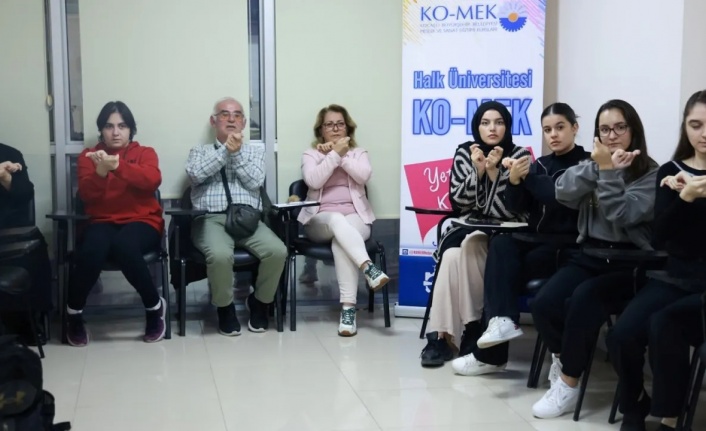 Oğullarının kız isteme merasimi için işaret dili eğitimi aldılar
