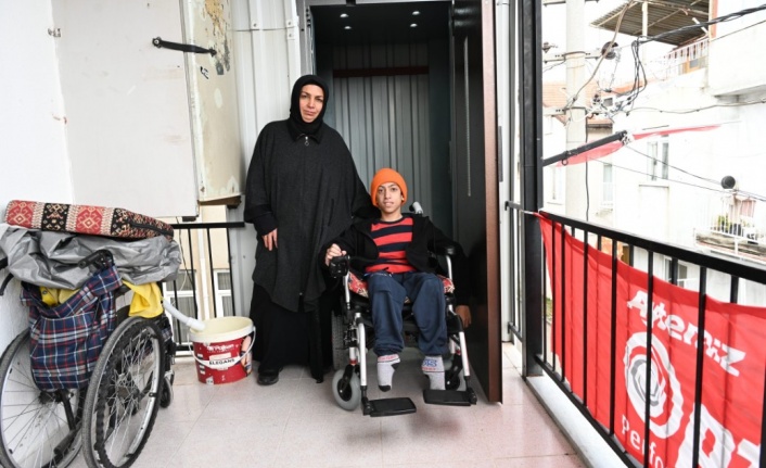 Engelli oğlunu yıllardır sırtında taşıyan kalp hastası anneye asansör yardımı