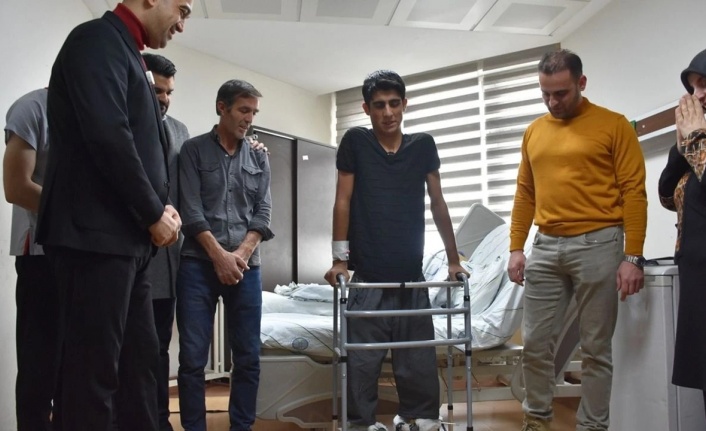Erzurum'da ameliyat edilen kas hastası genç 10 yıl sonra yeniden adım attı