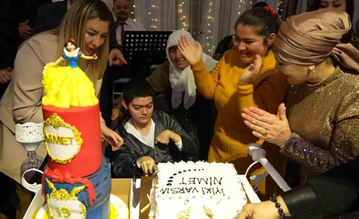 İlk kez doğum günü kutlayan engelli genc pasta keserken gözyaşlarını tutamadı