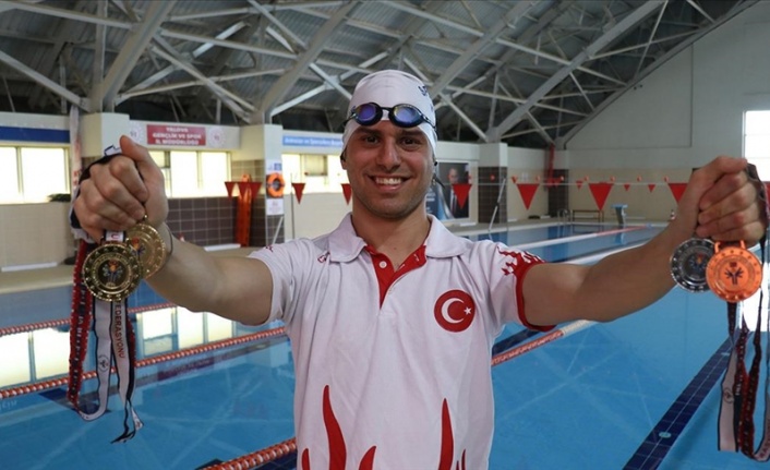 "Madalya avcısı" engelli milli yüzücü başarılarıyla çalıştığı kurumun da gururu oldu