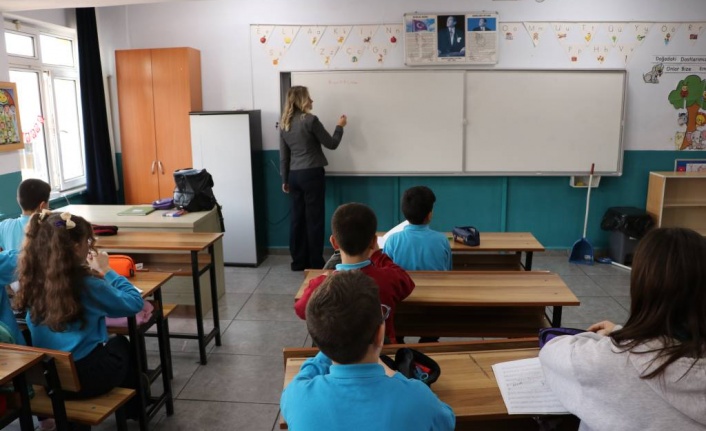 Notalarla engelini aşan Melis öğretmen azmiyle umut oluyor