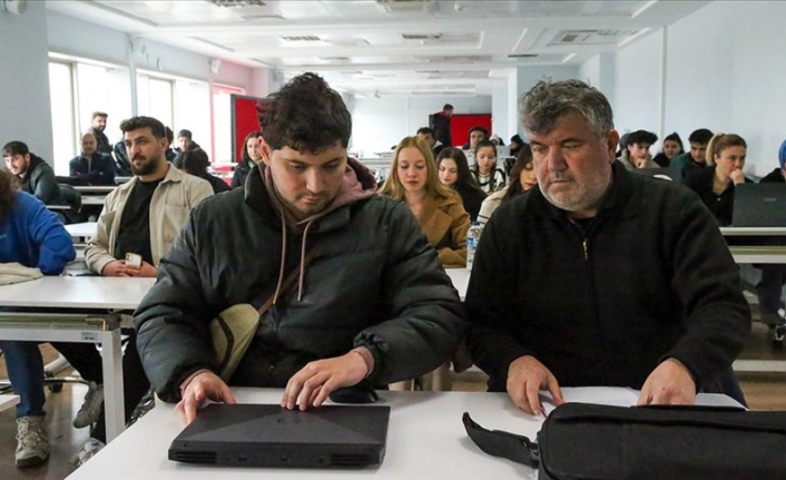 Uğruna şehir değiştirdiği engelli oğluyla üniversitede aynı sırayı paylaşıyor