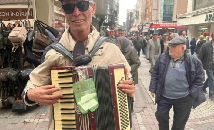 Görme Engelli Arif Ayşen,Akordeonla Vatandaşlara Keyifli Anlar Yaşatıyor
