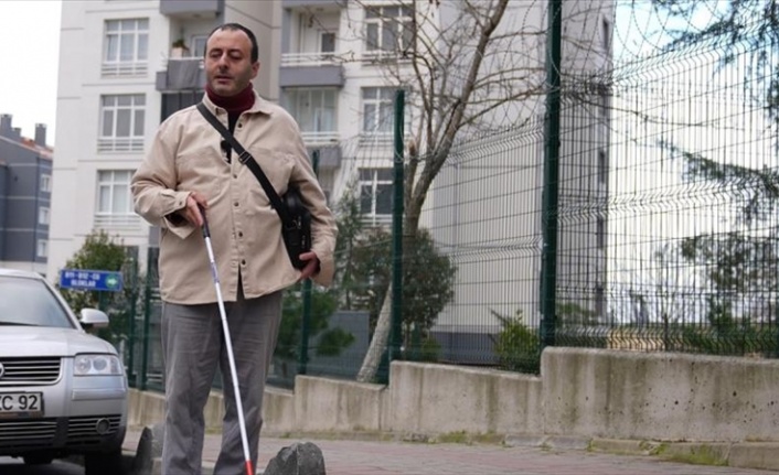Görme engelli Serhat Esen, 3 yıldır tek başına kılavuz yol mücadelesi veriyor