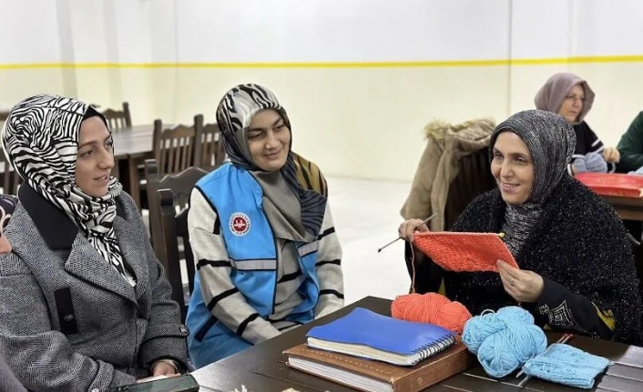 Kalbiyle görüyor, çocuklar için örüyor