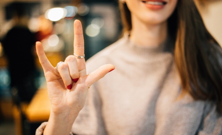 İşitme engelliler okulunda öğretmenlerin işaret dili bilmesi zorunlu değil