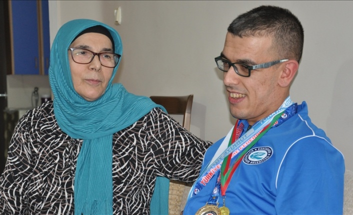 Serebral palsili paralimpik yüzücünün annesi 22 yıldır oğlunu yalnız bırakmıyor