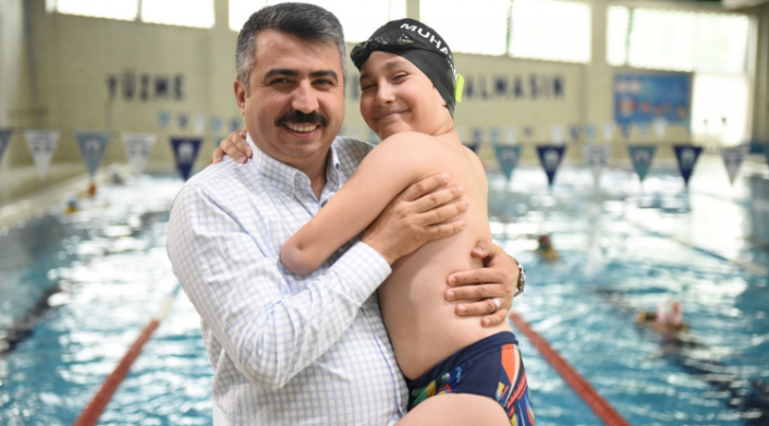 Yüzücü Biçer tek koluyla şampiyonluğa kulaç atıyor