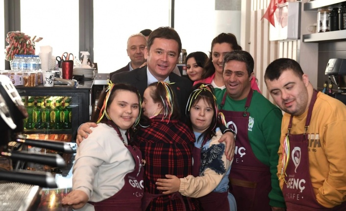 Down Sendromlu bireyler kafedeki çalışanlara yardım etti