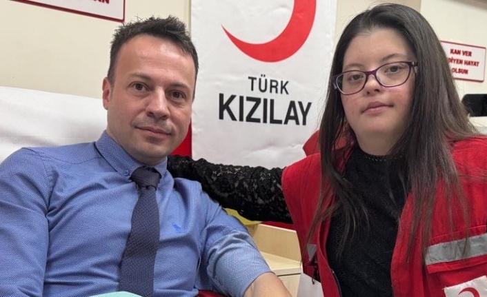 Türk Kızılayda işe başlayan Down sendromlu Selin, kan bağışçılarına destek oluyor