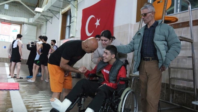 Engelli bireyler yüzme ile hayata tutunuyor