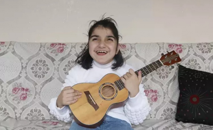İlik kanseri ve görme engelli Nisanur, müzikle yaşama tutunuyor