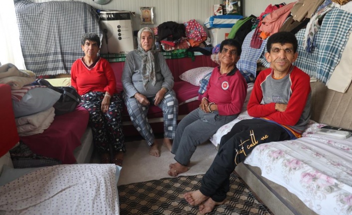 3 engelli çocuğuna yıllardır gözü gibi bakıyor