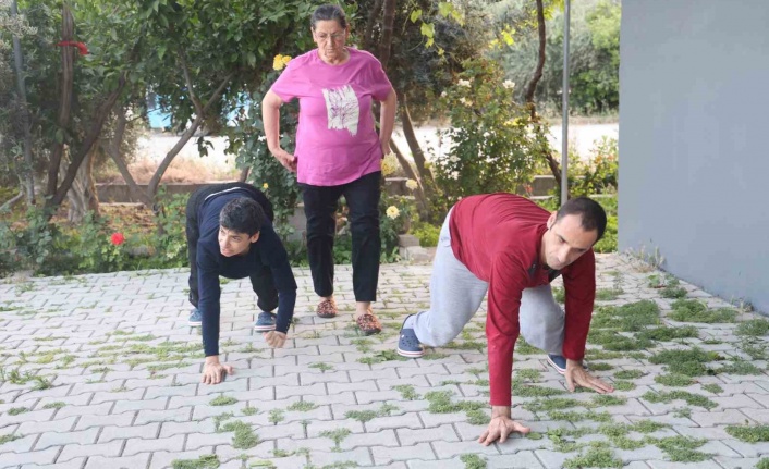 Emekleyerek yaşam süren 3 engelli evladına ömrünü adadı