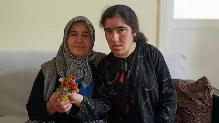 Ömrünü zihinsel engelli kızına adadı