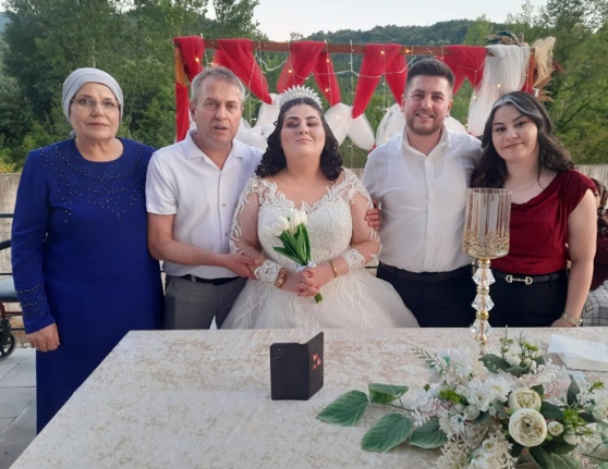 Baba çok sevdiği engelli kızı için düğün yaptı.