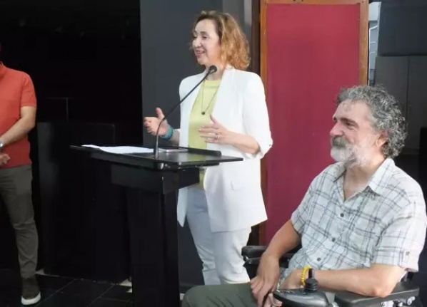 Engelli karikatürist, sergi gelirini ADD ve ÇYDDye bağışlayacak