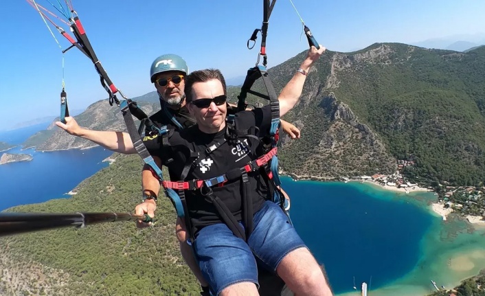 Görme engelli İngiliz turistin uçma hayali Fethiye'de gerçekleşti