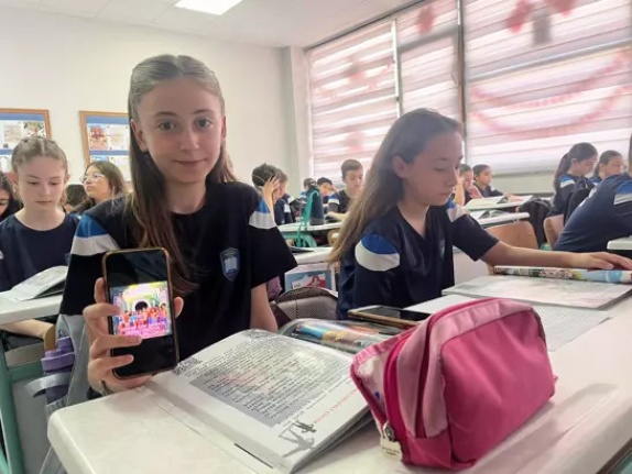 QR kodla seslendirip, yazdıkları kitapla görme engelli çocuklara 'masal' dinlettiler