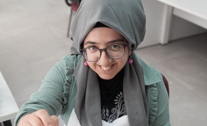 Ailesi ikna edilerek resim eğitimi verilen özel gereksinimli genç sergi açmaya hazırlanıyor