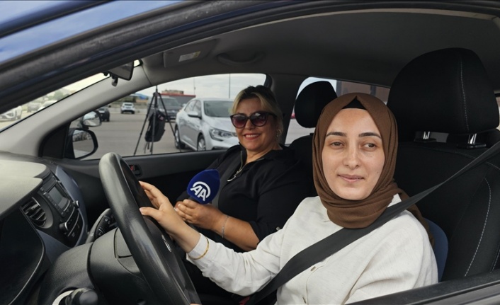 Çorum'da görme engelliler farkındalık amacıyla eğitmen kontrolünde otomobil kullandı