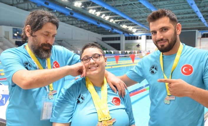 Otizmli ve işitme engelli yüzücü yeni başarılara babasıyla hazırlanıyor