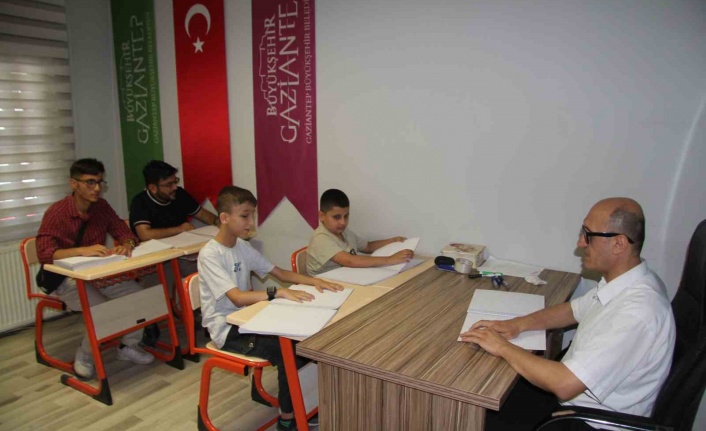 Görme engelliler, Kur’an-ı Kerim’i parmaklarının ucuyla öğreniyor