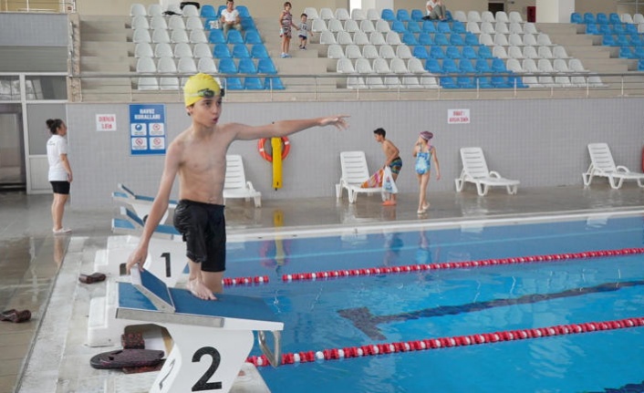 Ampute sporcu Ahmet Yasin, yüzme tutkusuyla engelleri aşıyor