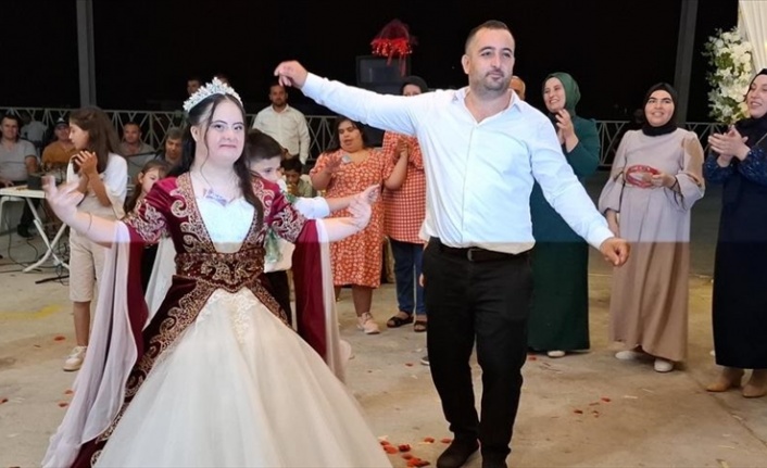 Down sendromlu kızının düğün hayalini gerçekleştirdi