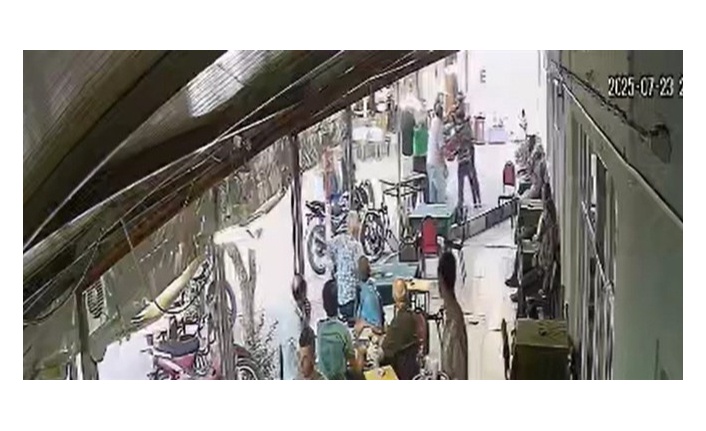 Engelli oğlu dövülen kadından adama kahvede meydan dayağı
