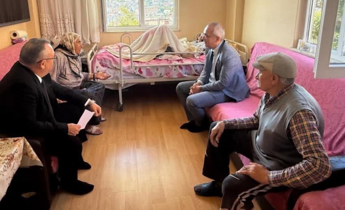 Engelli eşi ve yatalak annesine bebeği gibi bakıyor