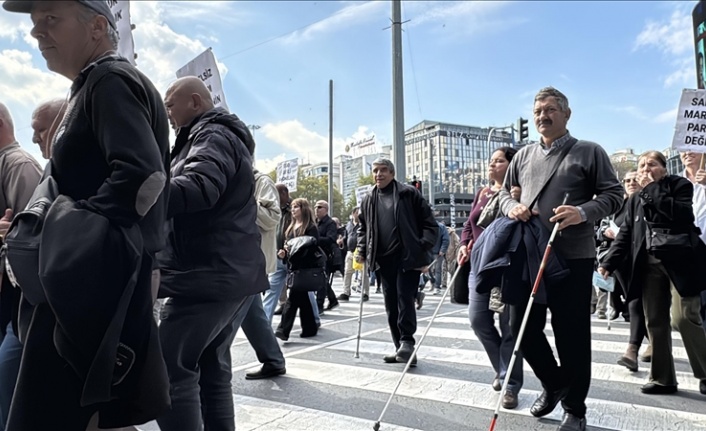 Başkentte görme engellilerden "beyaz baston farkındalık" yürüyüşü