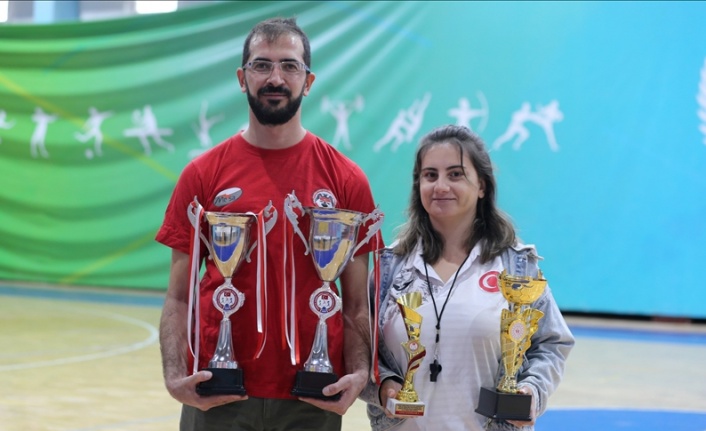 Azimli antrenör görme engelli eşinin kulübünde şampiyonlar yetiştiriyor