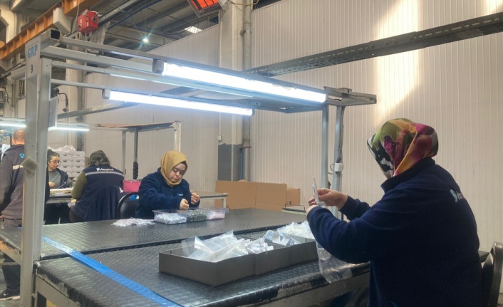 Down sendromlu genç çalıştığı fabrikada azmiyle takdir topluyor