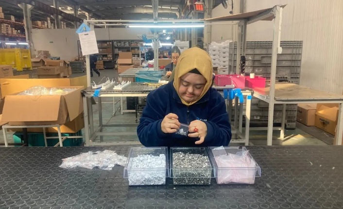 Down sendromlu Şeymanur'un fabrikadaki azmi göz dolduruyo