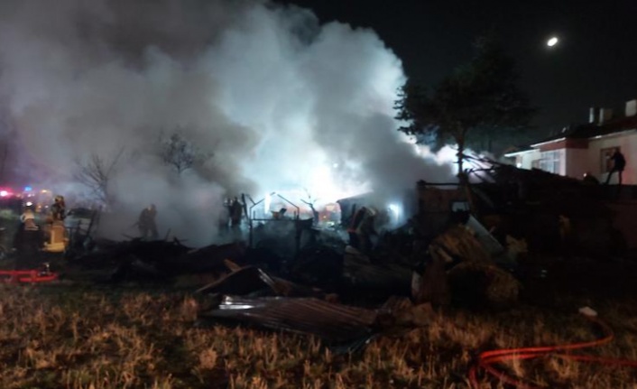 Engelli üç kardeşin yaşadığı ev yangında kullanılamaz hale geldi