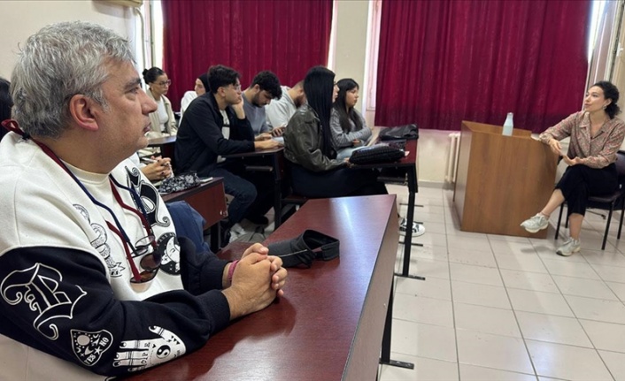 Görme engelli 50 yaşındaki üniversite öğrencisinin en büyük destekçisi sınıf arkadaşları