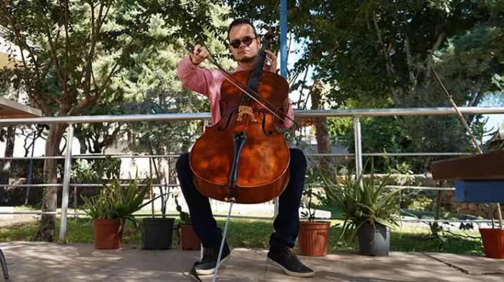 Görme engelli müzik öğretmeninden hastalara ‘ritim ve şarkılı terapi’