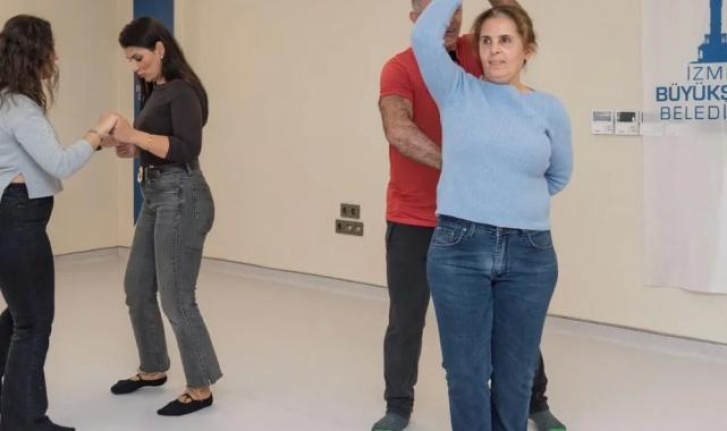 İzmir'de görme engellilere 'dansla terapi'