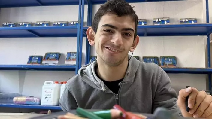 Kas hastası Can, sanatla ve sosyal etkinliklerle hayata tutunuyor