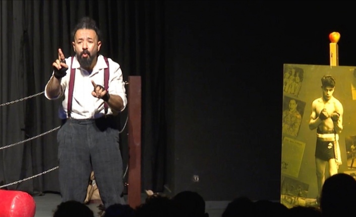 Türkiye'nin ilk tek kişilik işaret dili tiyatro oyunu "Çingene Boksör" İstanbul'da sahnelendi