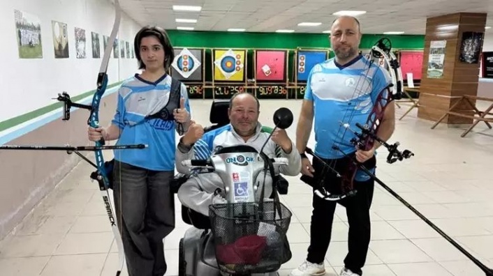 Bedensel engelli okçuluk antrenörü, milli takıma sporcu yetiştiriyor